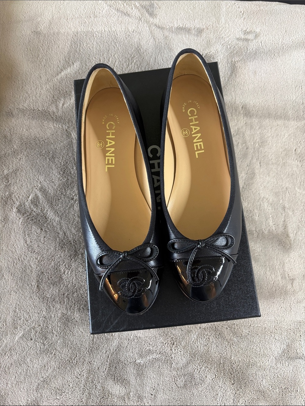 CHANEL Black Leather Ballet Flats with Patent CC Cap